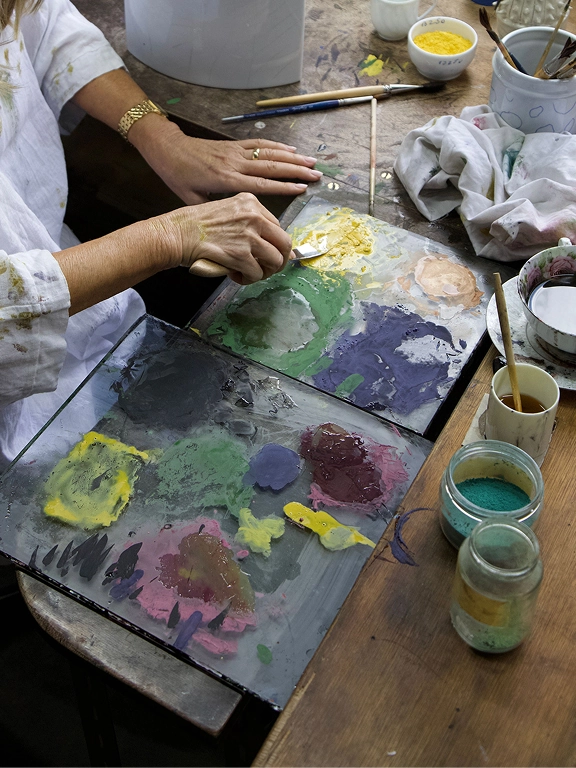 Tania Bulhões pintando