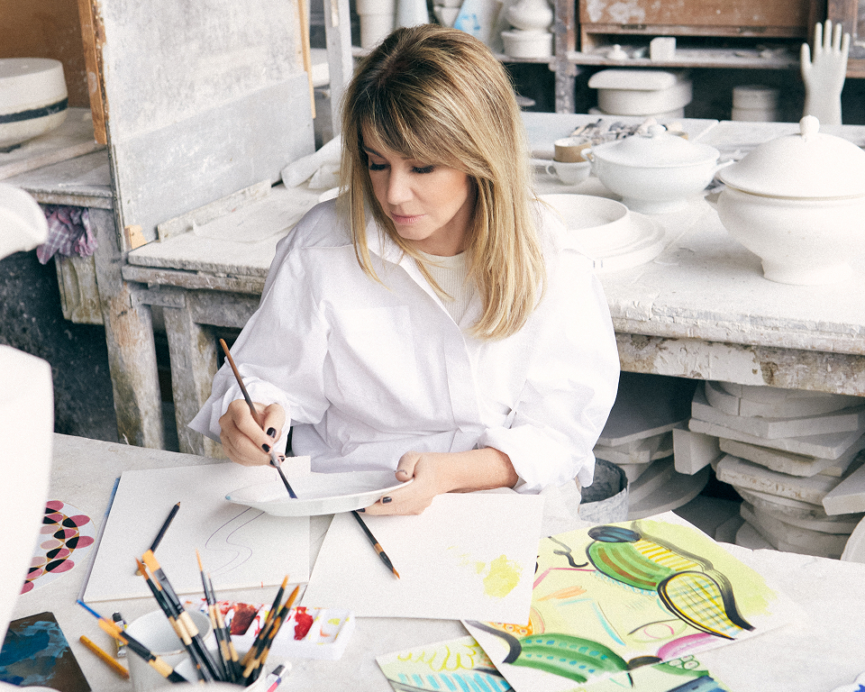 Tania Bulhões pintando